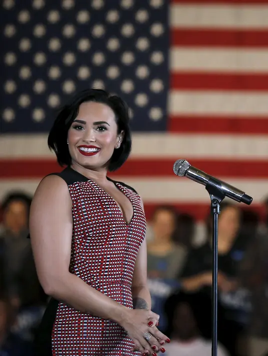 Eksperesi Demi Lovato saat menghadiri kampanye calon presiden AS dari Partai Demokrat Hillary Clinton di Iowa City, USA, (21/1). Hillary menjadi satu-satunya perempuan yang mencalonkan diri menjadi Presiden AS. (REUTERS/Jim Muda)