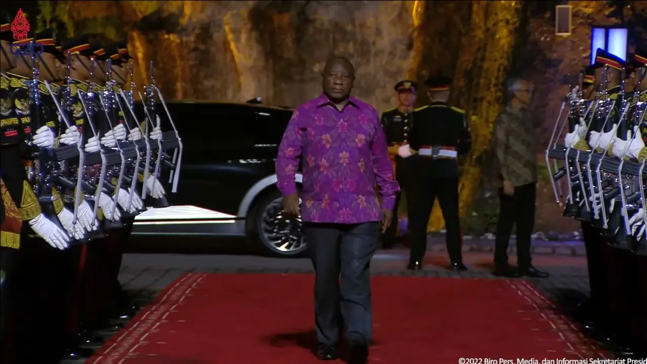 8 Potret Pemimpin-Delegasi Dunia Pakai Kain Tenun Ikat Bali saat Gala Dinner KTT G20 di GWK