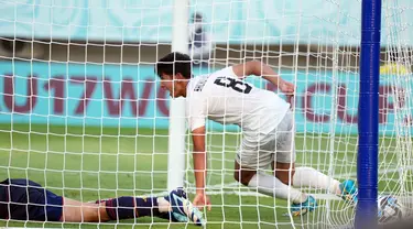 Pemain Timnas Uzbekistan U-17 Behruz Shukurullaev mencetak gol ke gawang Timnas Spanyol U-17 dalam lanjutan pertandingan sepak bola Grup B Piala Dunia U-17 2023 di Stadion Manahan, Solo, Kamis (16/11/2023). Tim Matador harus puas bermain imbang 2-2 setelah memimpin dua gol. (Doc. LOC WCU17/RKY)