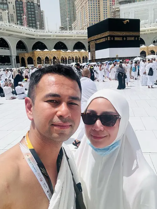 Nagita Slavina juga mengenakan hijab syar’i warna putih dan kacamata hitam untuk melindungi matanya dari terik sinar matahari.  [@raffinagita1717/@syahnazs].