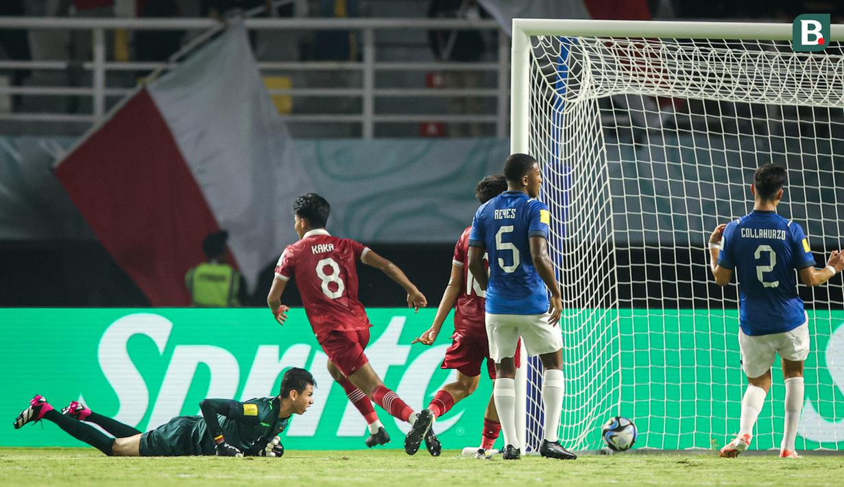 <p>Penyerang Timnas Indonesia U-17, Arkhan Kaka, berhasil membobol gawang Ekuador pada menit ke-22 dalam laga pertama Grup A Piala Dunia U-17 2023 di Stadion Utama Gelora Bung Tomo, Surabaya. (Bola.com/Bagaskara Lazuardi)</p>
