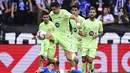 Penyerang Barcelona, Robert Lewandowski, mengontrol bola saat melawan Alaves pada laga pekan ke sembilan Liga Spanyol di Stadion Mendizorroza, Minggu (06/10/2024). (AP Photo/Miguel Oses)