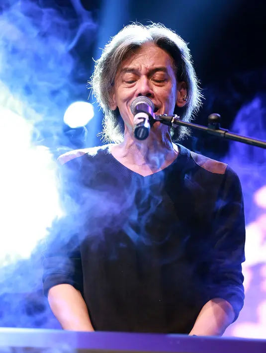 "Bahagia karena saya bisa tampil dengan dua musik hebat ini karena secara faktual membuat saya menjadi naik menjadi musisi jazz," ujar Fariz RM, di atas panggung, pelataran Masjid Cut Meutia, Jakarta Pusat, Sabtu (18/6/2016). (Deki Prayoga/Bintang.com)