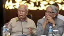 Prof Dr Bagir Manan dan Mantan Waka MK Harjono mengikuti diskusi Focus Group Discussion (FGD) di Bogor, Rabu (26/10). Menkumham Yasonna Laoly mengumpulkan pakar hukum untuk menyusun program dan strategi reformasi regulasi. (Liputan6.com/Yoppy Renato)