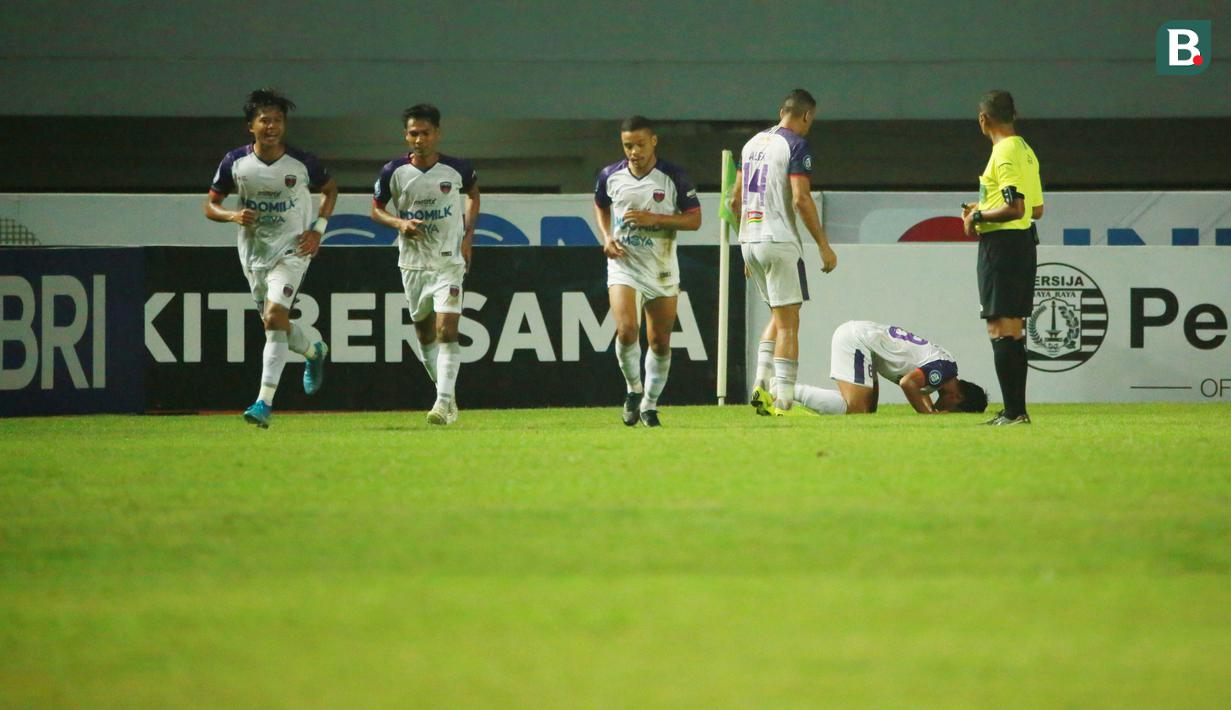 Setelah unggul, Persija mengendurkan serangan. Keputusan ini berbuah negatif bagi Macan Kemayoran. Persita berhasil menyamakan kedudukan pada menit ke-42 melalui tendangan keras Irsyad Maulana. (Bola.com/M Iqbal Ichsan)