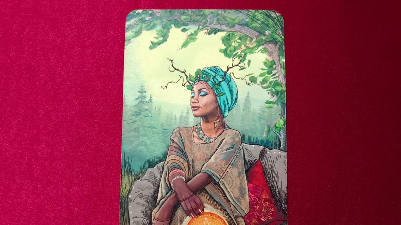 Kartu Tarot Queen of Pentacles yang muncul dalam Tarot Cinta minggu ini.