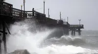 Hembusan angin kuat jelang badai di Pantai Seal, California. (AP)