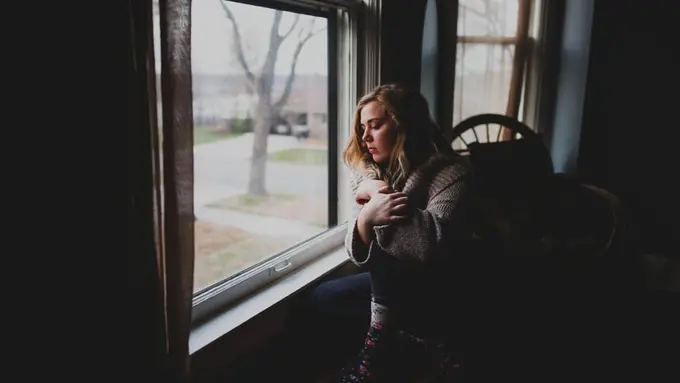 Ciri Orang yang Kentara Banget Belum Move on dari Mantannya