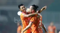 Pemain Pusamania Borneo FC, Kunihiro Yamashita merayakan gol bersama Lerby (kiri) ke gawang PS TNI pada lanjutan Liga 1 Indonesia di Stadion Pakansari, Bogor, Senin (17/4/2017). PS TNI bermain imbang 2-2 dengan PBFC. (Bola.com/Nicklas Hanoatubun)