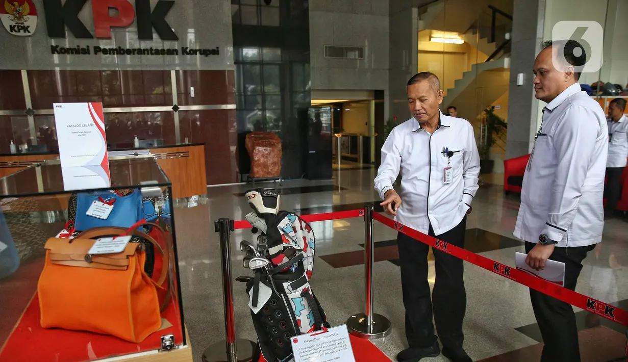 Wakil Ketua Komisi Pemberantasan Korupsi (KPK), Ibnu Basuki Widodo (kiri) berbareng Direktur Pelacakan Aset, Pengelolaan Barang Bukti, dan Eksekusi (Labuksi) KPK Mungki Hadipratikto memandang sejumlah peralatan rampasan nan bakal dilelang di Lobby Gedung Merah Putih KPK, Senin (24/2/2025). (/Angga Yuniar)