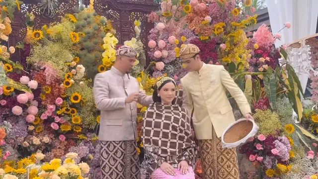 Alyssa Daguise saat siraman 7 bulanan ditutup kain batik coklat. [@ahmaddhaniofficial]