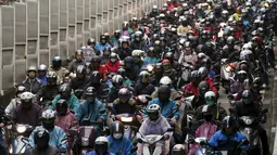 Pemandangan sepeda motor yang memenuhi sebuah jembatan pada jam sibuk di Taipei, Taiwan, Senin (14/3/2016). Di Taipei, orang lebih banyak memilih naik motor untuk mengejar waktu atau bisa dengan mudah mampir ke beberapa tempat. (REUTERS/Tyrone Siu)