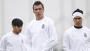 Pemain Juventus, Mario Mandzukic dan Anderson Hernanes berlatih jelang laga Liga Champions melawan Sevilla di Vinovo, Italia, Senin (21/11/2016). Laga Juve lawan Sevilla akan berlangsung pada Rabu (22/11) dini hari WIB. (AFP/Marco Bertorello)
