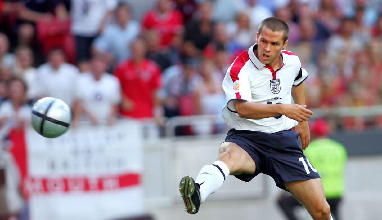 5. Michael Owen mencetak gol saat pertandingan Portugal melawan Inggris baru berjalan 2 menit 25 detik di Piala Eropa 2004. (AFP/Adrian Denis)