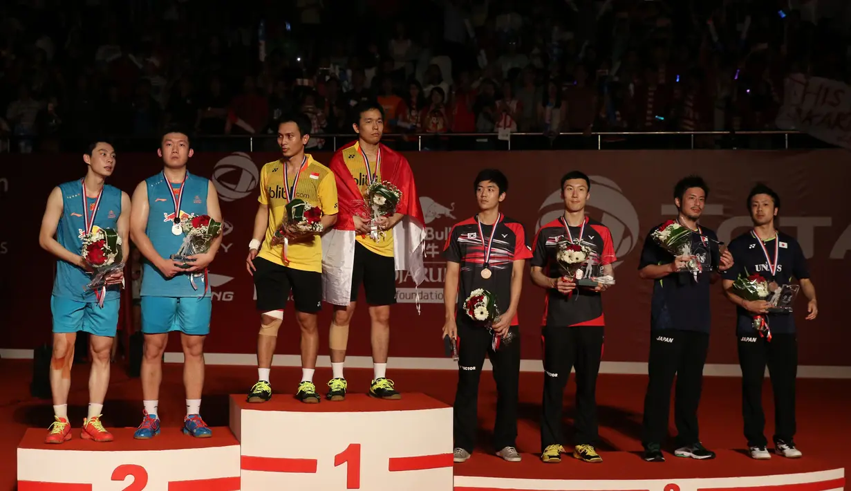 Mohammad Ahsan/Hendra Setiawan bersama pemenang lainnya. Minggu (16/8/2015). (Bola.com/Arief Bagus)