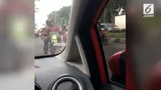 Seorang warganet merekam aksi tak terpuji yang dilakukan seorang anggota pengiring jenazah.