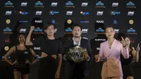 Atlet MMA, Tiffany Teo, bersama calon lawannya Xiong Jing Nan jelang laga One Championship di Ballroom Hotel Fairmont, Jakarta, Kamis (18/1/2018). One Championship akan menggelar laga bertajuk Kings of Courage. (Bola.com/Vitalis Yogi Trisna)