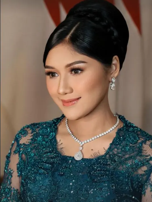 Wajah Erina Gudono terlihat flawless dengan makeup bernuansa coral dan sanggul tinggi bulat [@erinagudono]