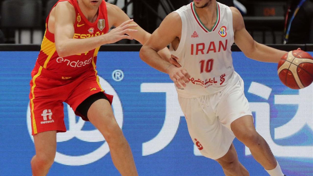 Timnas Basket Spanyol berhasil mengalahkan Iran dengan skor 85-65 pada laga pamungkas penyisihan Grup G Piala Dunia Basket 2023 di Indonesia Arena, Jakarta, Rabu (30/8/2023) malam WIB. Ini merupakan kemenangan ketiga bagi Timnas Spanyol yang membuarnya me