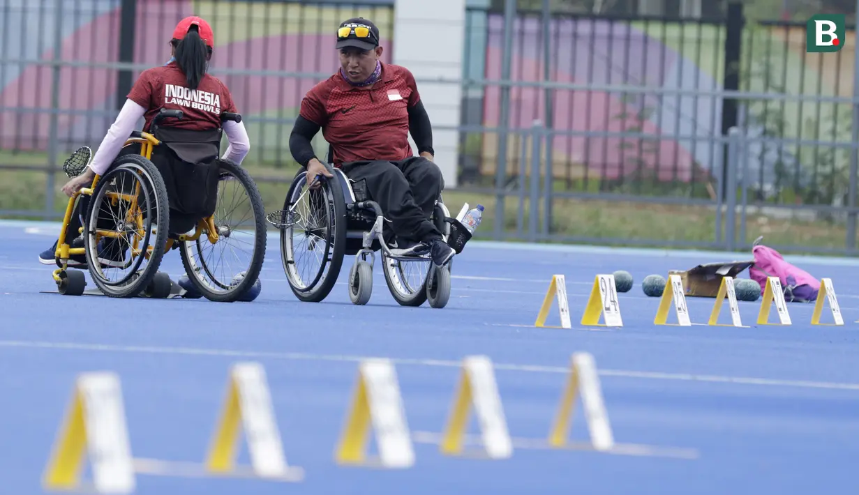 Sejumlah atlet Lawn Bowls saat mengikuti sesi latihan di Lapangan Hoki, GBK, Jakarta, Rabu, (19/9/2018). Latihan tersebut merupakan persiapan jelang Asian Para Games 2018. (Bola.com/M Iqbal Ichsan)