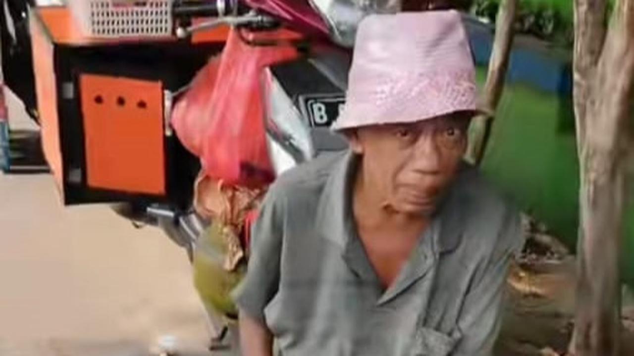 Potret Terbaru Pak Tarno Memprihatinkan, Duduk di Kursi Roda Sambil Jualan Mainan di Depan Sekolah SD