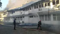 Kebakaran hebat melanda Gedung Dinas Kesehatan Provinsi Sulawesi Selatan di Jalan Perintis Kemerdekaan, Tamalanrea, Makassar, Kamis pagi (30/7/2020). (Liputan6.com/ Fauzan)
