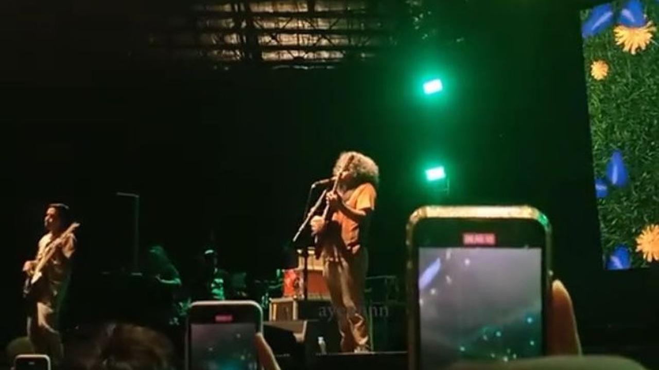 Wanita Ini Dilamar Kekasih dengan Iringan Lagu Akad di Konser Payung Teduh, Warganet Iri