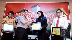 Anggota Komisi VIII DPR RI dari Fraksi PAN Desy Ratnasari (kedua kanan) dan pemerhati anak, Seto Mulyadi (kiri) seusai diskusi "Kasus Penelantaran Anak atau KDRT" di Gedung Divisi Humas Mabes Polri, Jakarta, Senin (18/5). (Liputan6.com/Faisal R Syam)