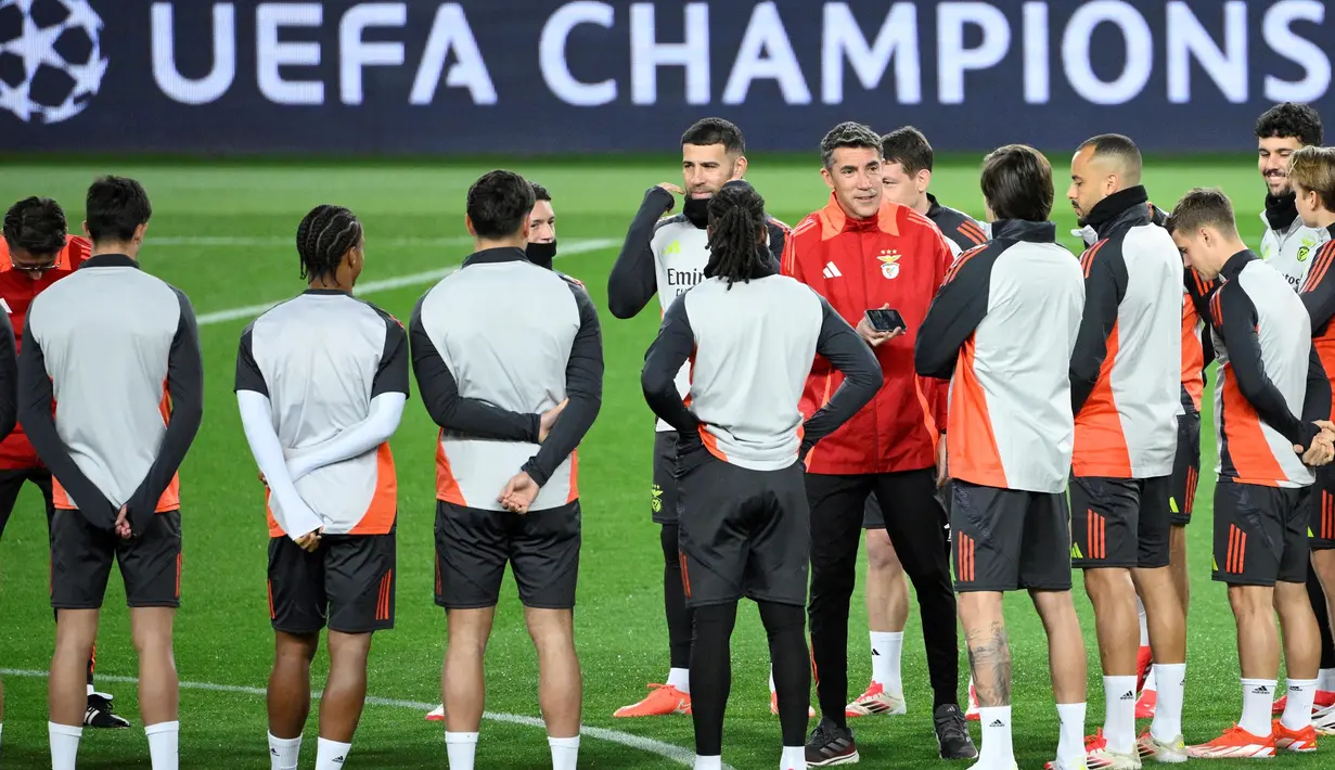 Benfica akan melakoni laga tandang melawan Barcelona di Estadi Olimpic Lluis Companys pada leg kedua babak 16 besar Liga Champions 2024/2025. (Josep LAGO/AFP)