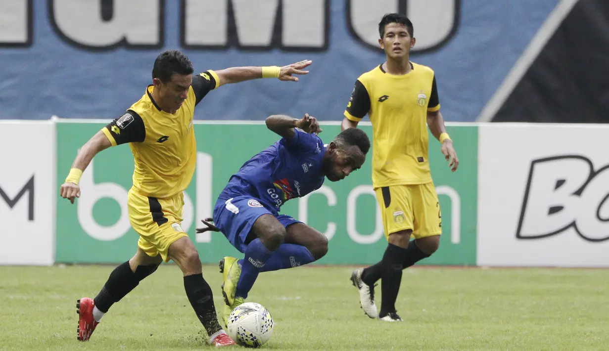 Striker Arema FC, Ricky Kayame, berusaha mengontrol bola saat melawan Bhayangkara FC pada laga perempat final Piala Presiden 2019 di Stadion Patriot, Bekasi, Sabtu (30/3). Bhayangkara kalah 0-4 dari Arema. (Bola.com/Yoppy Renato)