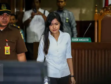Jessica Kumala Wongso berjalan menuju kursi terdakwa untuk menjalani sidang pembacaan putusan di PN Jakarta Pusat, Kamis (27/10). Ada 377 lembar berkas putusan vonis perkara kematian Mirna yang sudah disiapkan majelis hakim. (Liputan6.com/Faizal Fanani)
