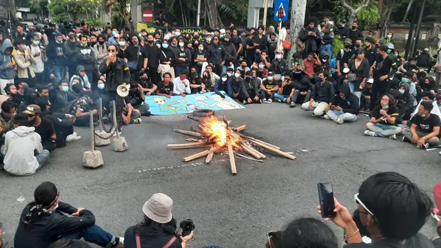 Aksi gabungan buruh, mahasiswa, pelajar dan pemuda menolak UU Omnibus Law di Bali berlangsung ricuh.