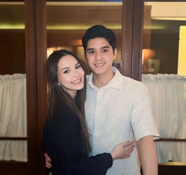 7 Potret Alyssa Daguise umrah bareng ibunda, tepis kabar beda keyakinan dengan Al Ghazali