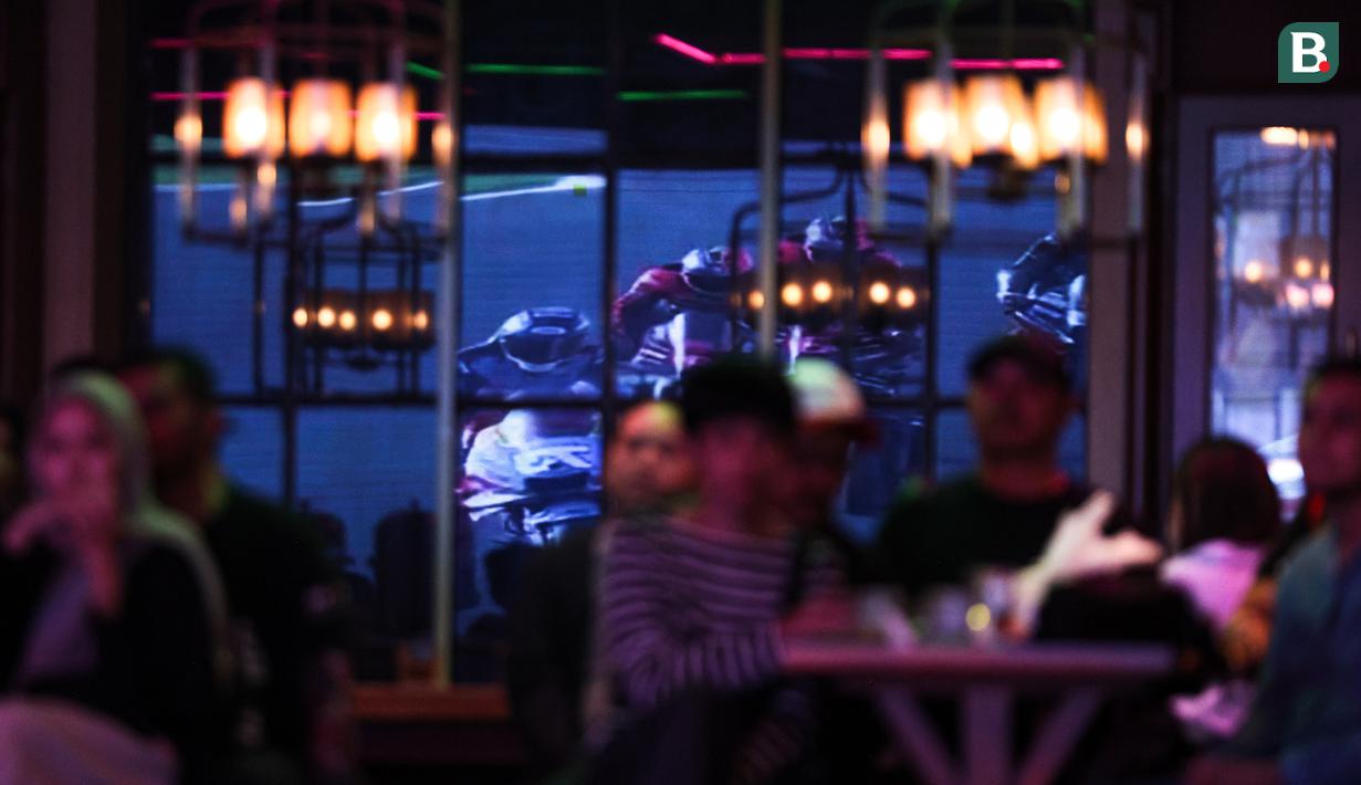 Refleksi suasana balapan saat acara nonton bareng MotoGP Valencia 2023 bersama Pertamina Enduro di HW Live House, Kemang, Jakarta, Minggu (26/11/2023). (Bola.com/Bagaskara Lazuardi)