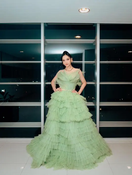 Penampilan apik bak princess, Lyodra Ginting mengenakan dress tanpa lengan berwarna hijau. Dress beraksen tingkat ini sukses membuat penampilan Lyodra semakin terlihat luar biasa. [Foto: Instagram/lyodraofficial]
