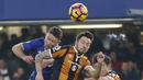 Gary Cahill (kiri) saat berduel dengan para pemain Hull City pada lanjutan Premier League di Stamford Bridge stadium, London, (22/1/2017). Chelsea menang 2-0.  (AP/Frank Augstein)