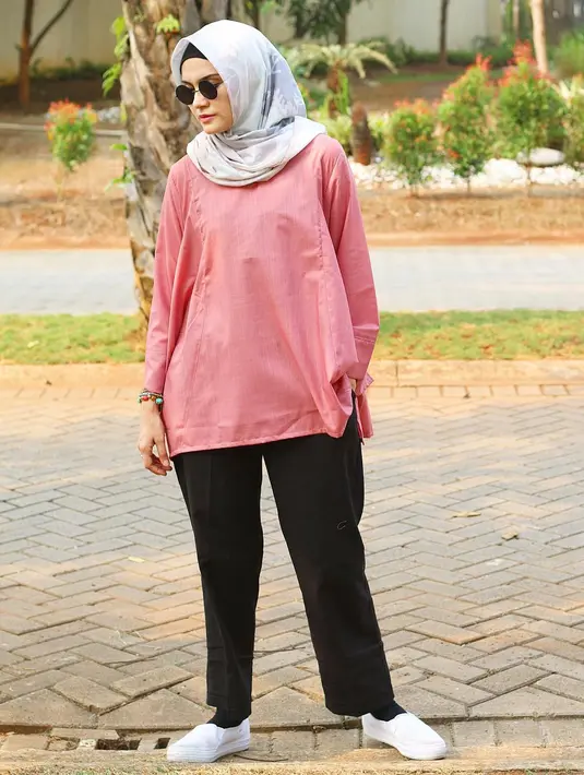 Kali ini Zee Zee memaadukan tiga jenis warna, hitam untuk celana yang dikenakan dan dipadukan dengan blouse berwarna pinknya. Untuk hijabnya, Zee Zee memakai hijab persegi yang berwarna abu-abu dan bermotif. (Instagram/zeezeeshahab)