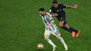 <p>Bek Prancis, Raphael Varane berusaha merebut bola dari penyerang Argentina, Lionel Messi pada pertandingan final Piala Dunia Qatar 2022 di Stadion Lusail di Lusail, utara Doha pada 18 Desember 2022. Selama membela Prancis, Varane telah tampil 93 kali untuk negaranya sejak melakoni debutnya pada 2013. (AFP/JACK GUEZ)</p>