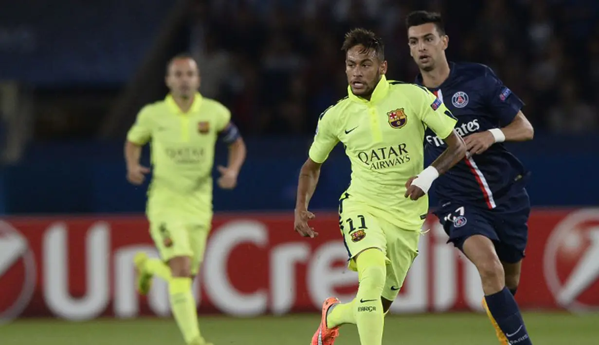 Penyerang Barcelona, Neymar (tengah), berlari melewati pemain depan PSG, Javier Pastore (kanan), saat berlaga di pertemuan kedua Liga Champions 2014-2015 Grup F di Stadion Parc des Princes, Paris (1/10/2014). (AFP PHOTO/Franck Fife)