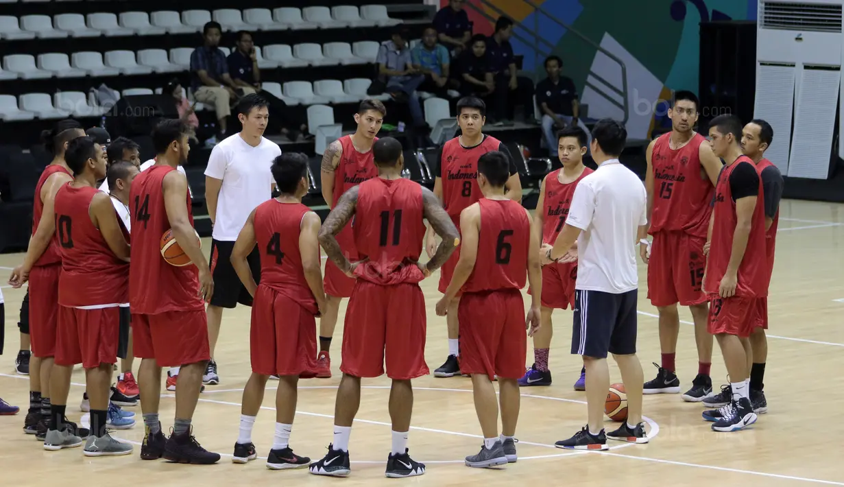 Para pemain Timnas Basket Indonesia mendengar arahan pelatih sebelum melakukan latihan jelang test event Asian Games 2018 di Hall A Senayan, Jakarta, Rabu (7/2/2018). Test Event ini berlangsung pada 8-12 February 2018. (Bola.com/Nicklas Hanoatubun)
