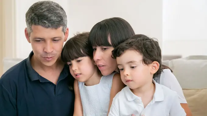 Kenali Tips Adil Membagi Kasih Sayang Saat Jarak Usia Anak Berdekatan agar Tidak Timbul Kecemburuan