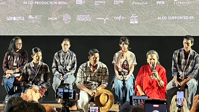 Produser, sutradara, dan pemeran Empat Musim Pertiwi dalam press conference trailer & poster Empat Musim Pertiwi yang diselenggarakan di kawasan Jakarta pada (8/9/2026). (Liputan6.com/Afradhiya N.R)