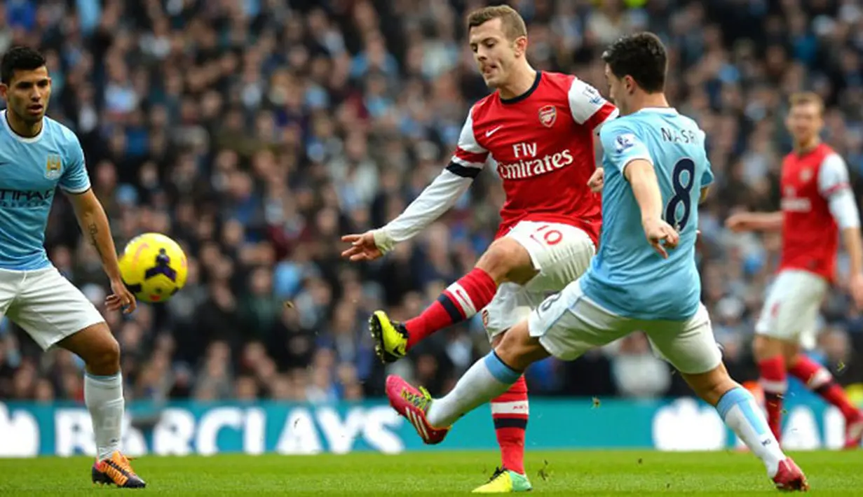 Duel antara pemain Arsenal Jack Wilshere dan Manchester City Samir Nasri pada pertandingan sepak bola Liga Utama Inggris antara Manchester City dan Arsenal di Stadion Etihad, Sabtu 14 Desember 2013.(AFP/Paul Ellis)
