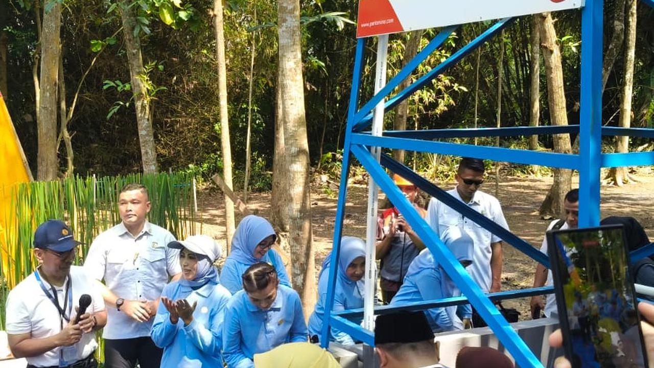 Selvi Resmikan Sumur Bor