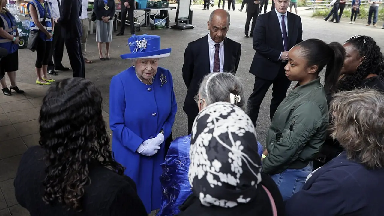 Ratu Inggris Elizabeth dan Pangeran William mengunjungi korban kebakaran apartemen London di Westway Sports Center. (AP)