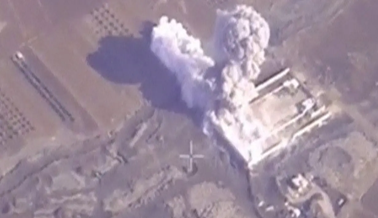 Sebuah gambar yang di rilis oleh Kementerian Pertahanan Rusia saat penyerangan terhadap Militan ISIS di Suriah padA 26 November lalu, (4/12). Serangan udara Militer Rusia memborbardir markas Militan ISIS yang diduga berjumlah ribuan orang. (REUTERS)