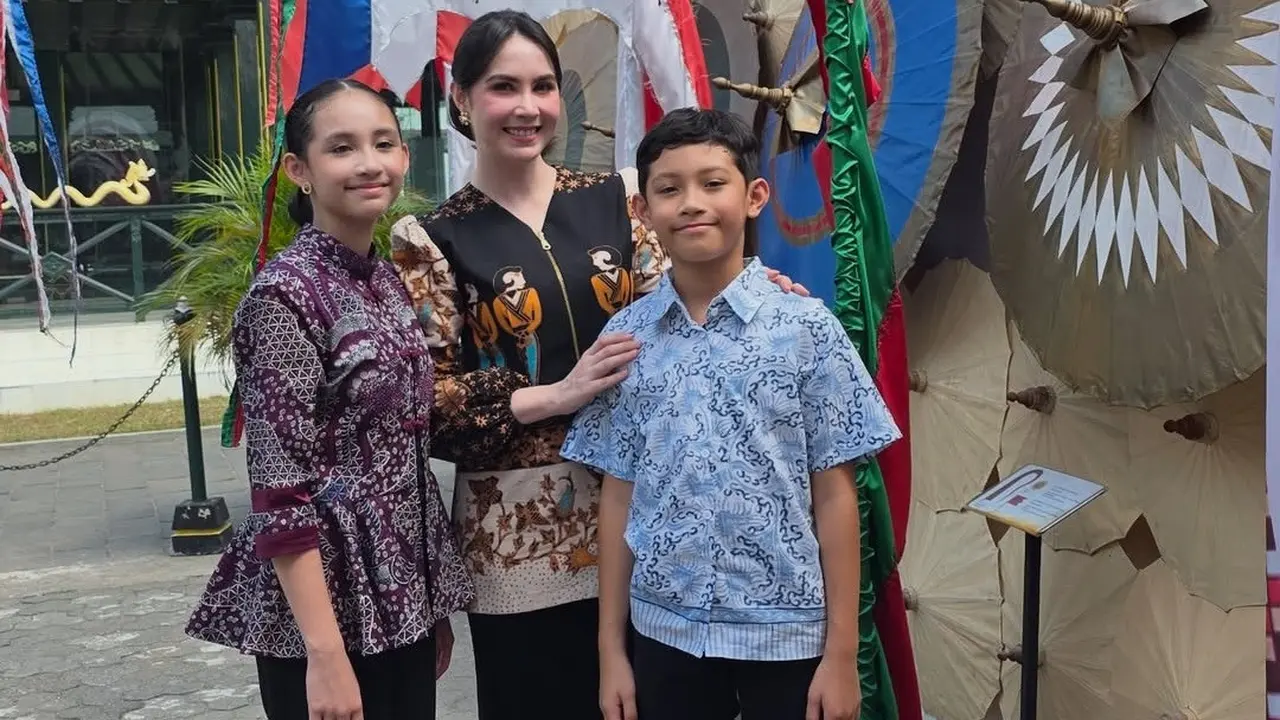 5 Potret Arumi Bachsin dan Anak Kompak Pakai Batik saat di Yogya, Tampilan Anggun dan Serat Nilai Budaya