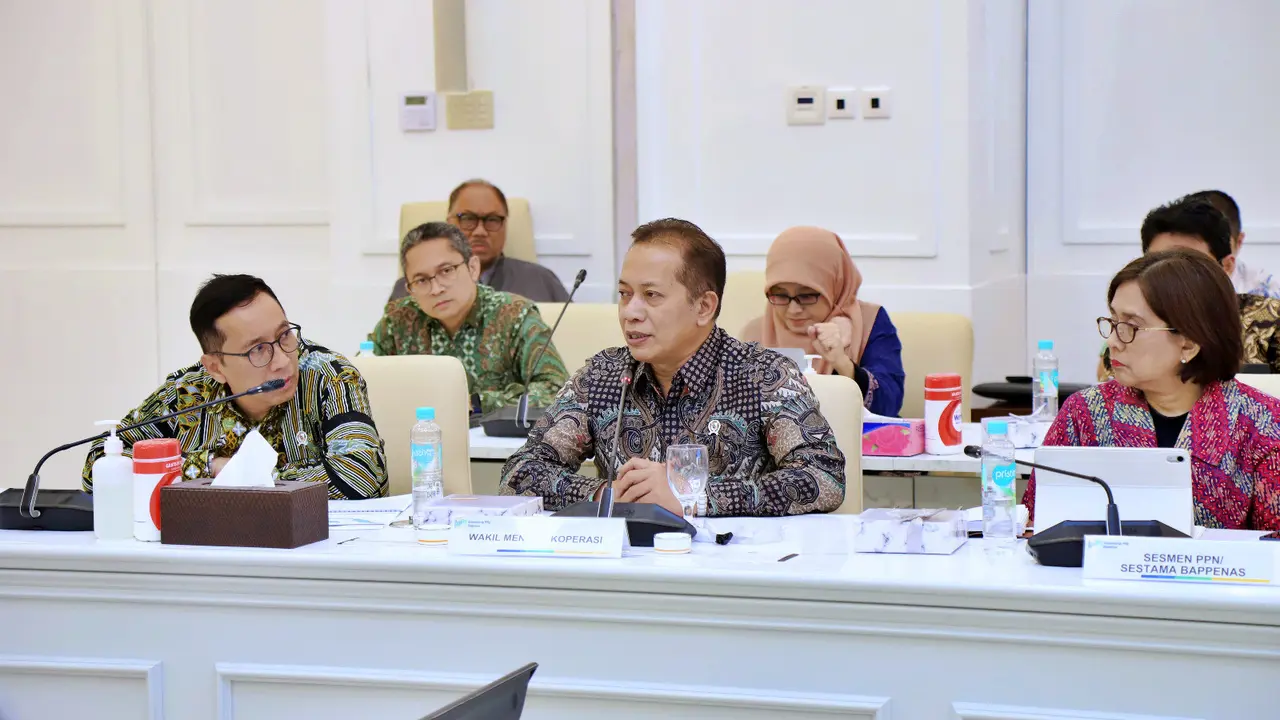 Wakil Menteri Koperasi (Wamenkop) Ferry Juliantono bersama jajaran di Kementerian Koperasi (Kemenkop) terus berupaya menargetkan total aset koperasi se-Indonesia dapat menyentuh angka Rp500 triliun.