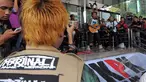 Grup musik dengan genre punk "Marjinal" gelar konser di Gedung Komisi Pemberantasan Korupsi (KPK), Kuningan, Jakarta, Jum'at (20/2/2015).(Liputan6.com/Andrian M Tunay)