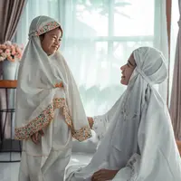 Membantu anak kuat puasa./Copyright shutterstock.com